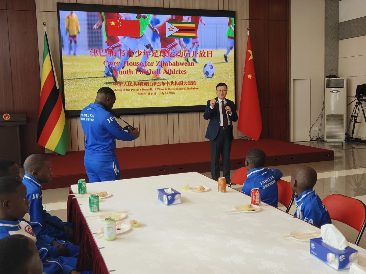Thrilled to engage with 🇿🇼young footballers⚽️. As these talented players gear up for their trip to China 🇨🇳, we’ve added a special training session: mastering chopsticks!🥢    

More than just tableware, chopsticks embody a profound philosophy. The way chopsticks are used — one