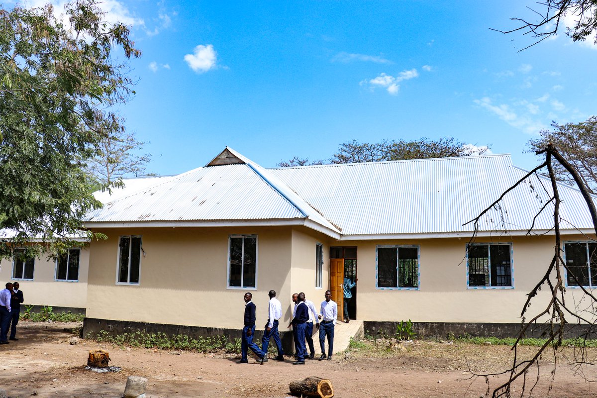 BariadiDC's tweet image. 📚 FURAHA YA KUSOMA
Maktaba ya kisasa yang’ara Shule ya Sekondari Nkololo, Bariadi DC – Simiyu.
Tabasamu la kila mwanafunzi linasimulia hadithi ya matumaini mapya
Kupitia ufadhili wa OPEC Fund chini ya #TASAF, Tsh milioni 92.4 zilitumika kujenga maktaba hii.

#MaktabaYaNdoto