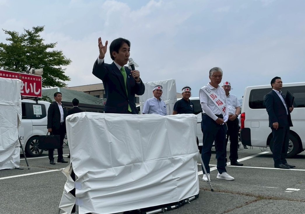 minoru_kiuchi's tweet image. 【熊本は馬場せいし】
阿蘇市・南阿蘇村・高森町・西原村を訪れ、
馬場せいし 候補の応援へ。
阿蘇の草原に吹く風、湧き出る水、あか牛・高菜・お米の豊かさ──
どれも、世界に誇れる熊本の宝です。
熊本地震の困難を乗り越え、鉄道を、橋を、暮らしを取り戻してきたのは、…