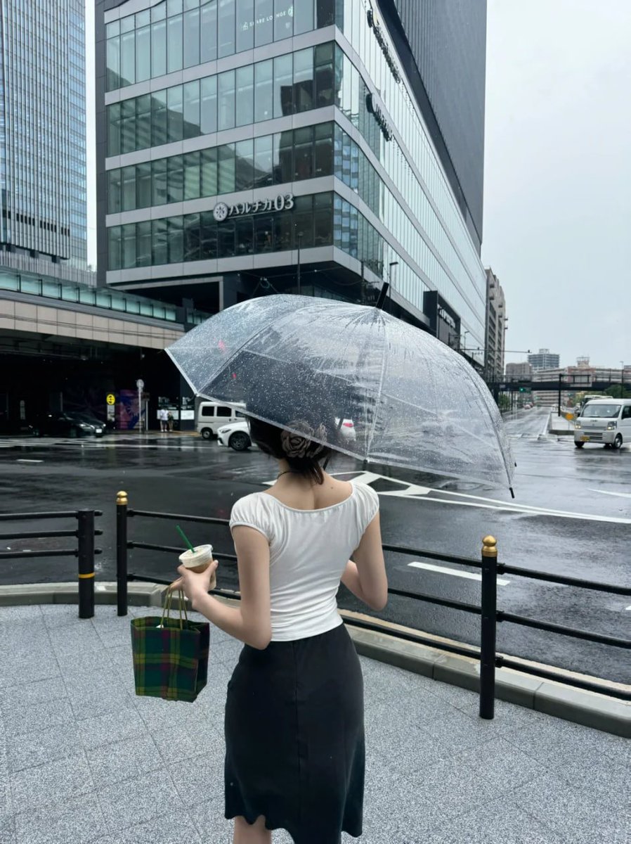 静かな雨の中、日本の街角でひと休み。透明な傘と抹茶ラテが、まるで映画のワンシーンみたい☔️🍵🇯🇵 #和の美 #日本スタイル