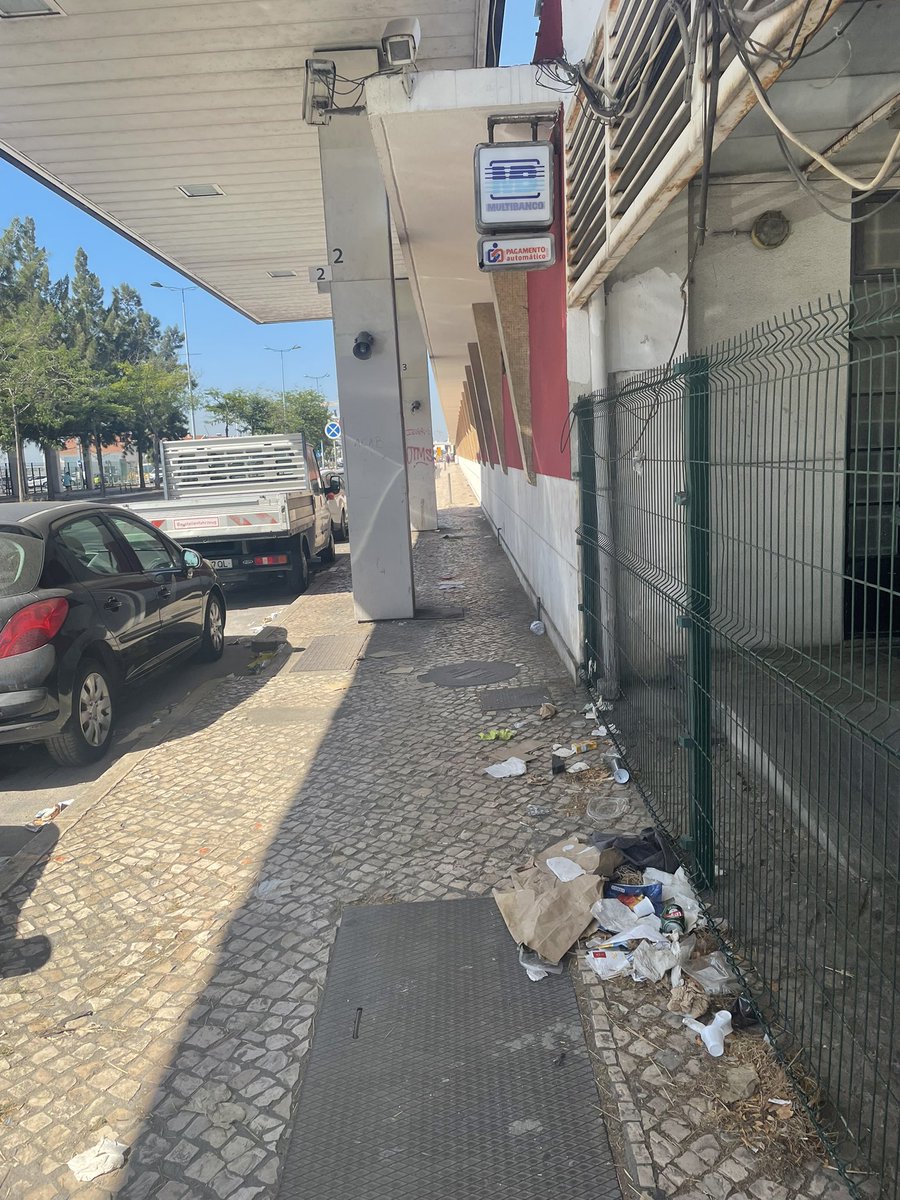 PCMagalhaes's tweet image. Deixemos de lado, para já, a questão da “culpa”. Câmara, juntas, pessoas que cá vivem, pessoas que cá passam, outros, há-de ser uma combinação disto, mas difícil de determinar. Façamos só o diagnóstico: alguma capital europeia é mais suja que Lisboa? Pode haver, mas não conheço.