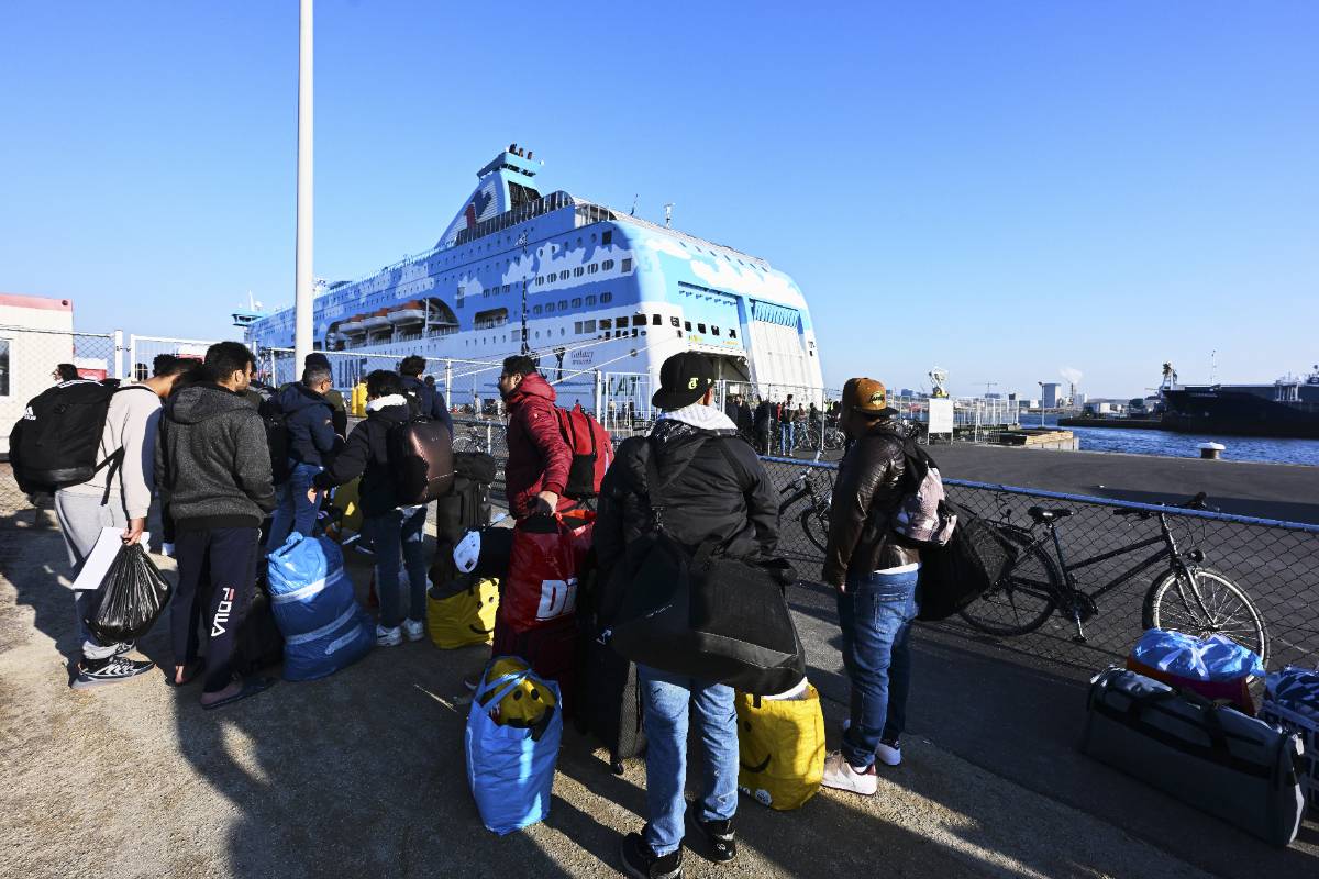 Naaldhak1's tweet image. 800 asielzoekers per week, elk dorp en stad zijn eigen grote AZC. De spreidingswet maakt van Nederland één groot Ter Apel. Met dank aan @ericvanderburg van de #VVD &quot;des te meer asielzoekers des te beter&quot;. De aanzuiging is enorm, de asielindustrie zorgt voor de totale islamisering…