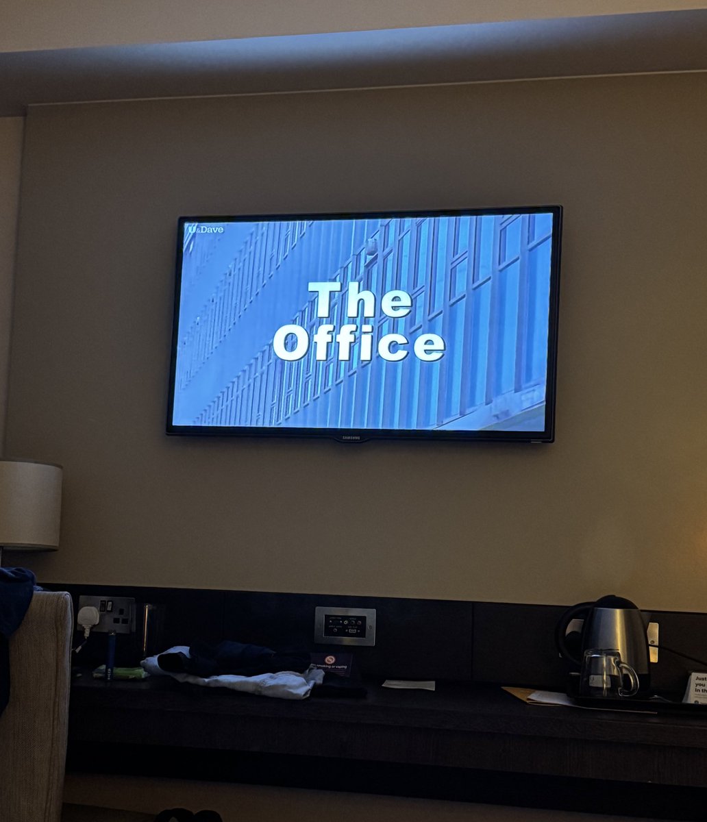 Another week, another hotel.  “Oh i travel boy”
#puppeteerlife #puppeteer #travel #puppetbuilder #tv #shoot #puppetry

<a href="/rickygervais/">Ricky Gervais</a> #theofficequotes