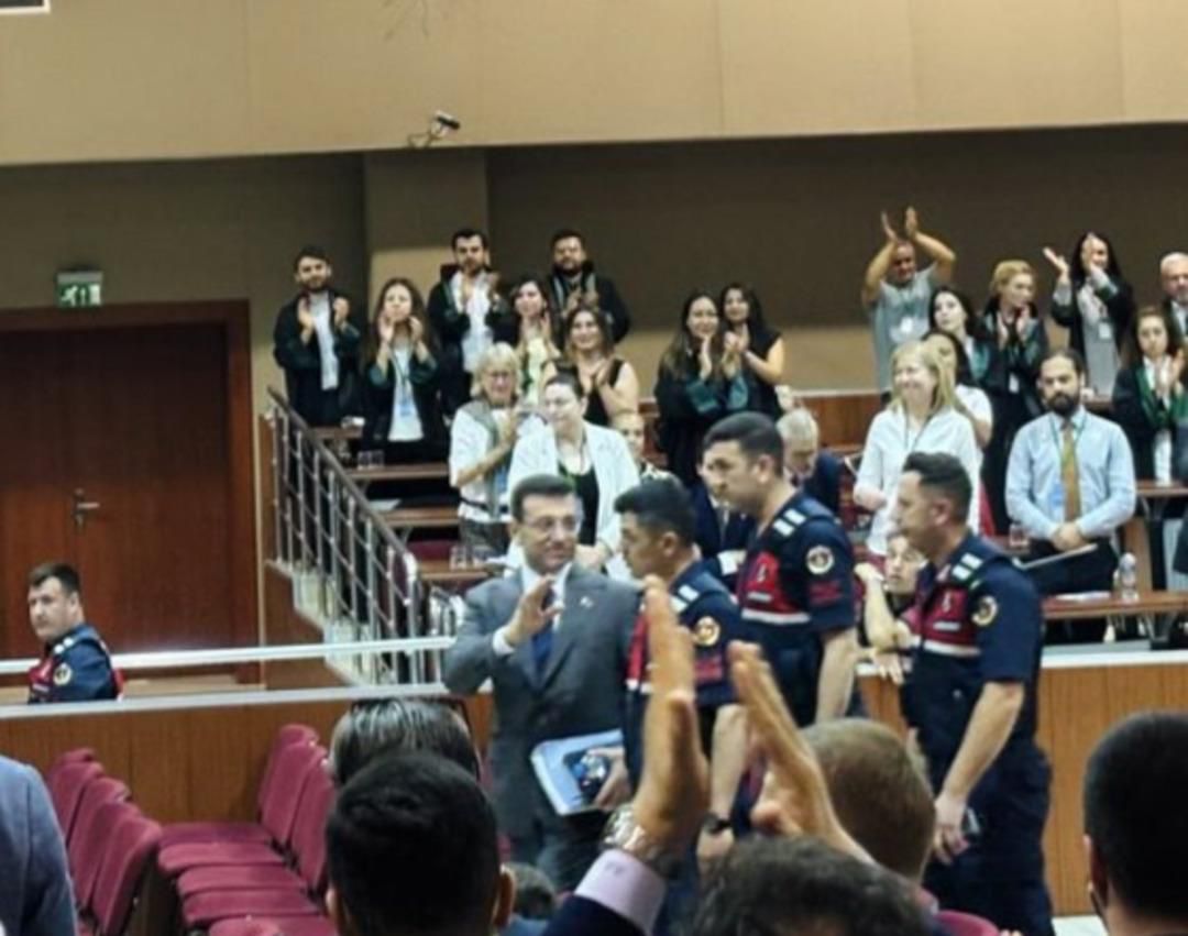 Ekrem İmamoğlu Akın Gürlek davasında hakim karşısında:
"Bu cennet vatanda 1 kişi için tehdidim.Ama ben tehdit etmiyorum,milletimiz tehdit ediyor.Sandıkta 4 kez yendim,5.kez yeneceğim için tehdidim.Mücadeleye devam edeceğim.Kararlılığım tahmin edemeyeceğiniz seviyededir"
#imamoğlu