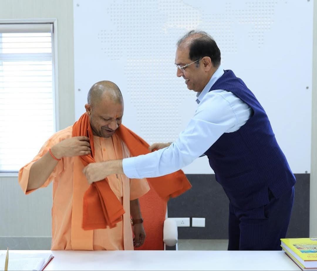 farman_faizi's tweet photo. लखनऊ _ में आज उत्तर प्रदेश के यशस्वी मुख्यमंत्री आदरणीय श्री योगी आदित्यनाथ जी से 5 कालिदास मार्ग सरकारी आवास पहुंच कर मेरे प्रिय नेता आदरणीय माननीय मंत्री श्री मोहसिन रज़ा जी ने शिष्टाचार भेंट की। 
@myogiadityanath @Mohsinrazabjpup @BJP4UP https://t.co/i8tZpbYLEN