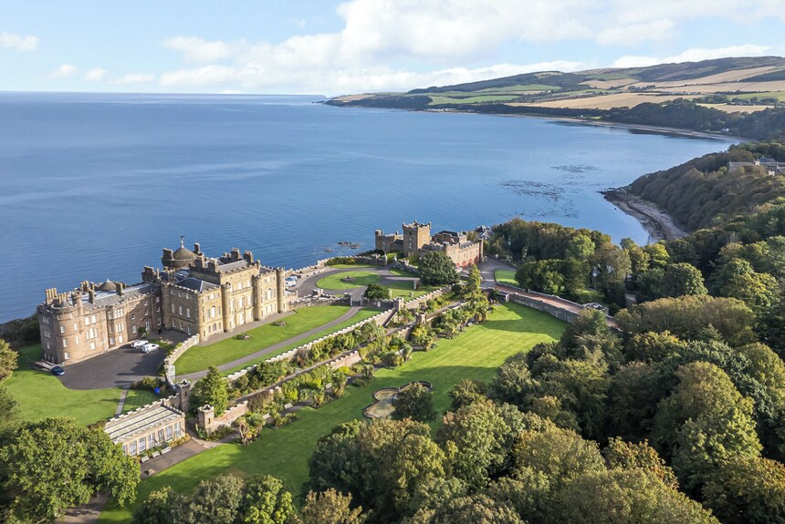 GPics's tweet image. 1/ 🏰 Culzean Castle
📍 Culzean, South Ayrshire, Scotland
Overlooking the Firth of Clyde, this clifftop masterpiece was designed by Robert Adam between 1777–92 for the Kennedy family
A perfect blend of romantic Gothic and neoclassical Georgian elegance — let’s explore 🧵👇