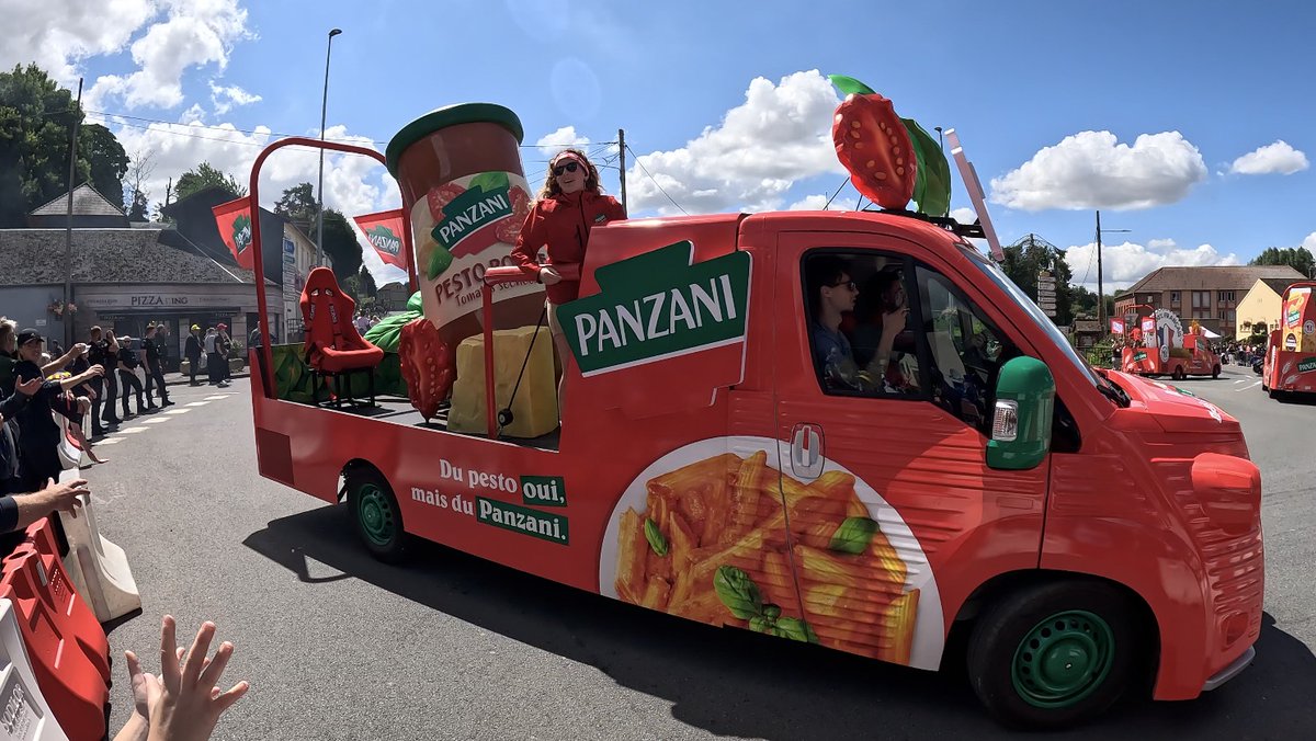 homerbd's tweet photo. La caravane du tour de France passe à Marseille en Beauvaisis 8 juillet... https://t.co/rZmAUjnE4P via @YouTube 
#tourdefrance2025 #caravanepublicitaire #publicité #étapeAmiensRouen #8juillet2025 https://t.co/7h3cLSa8I7