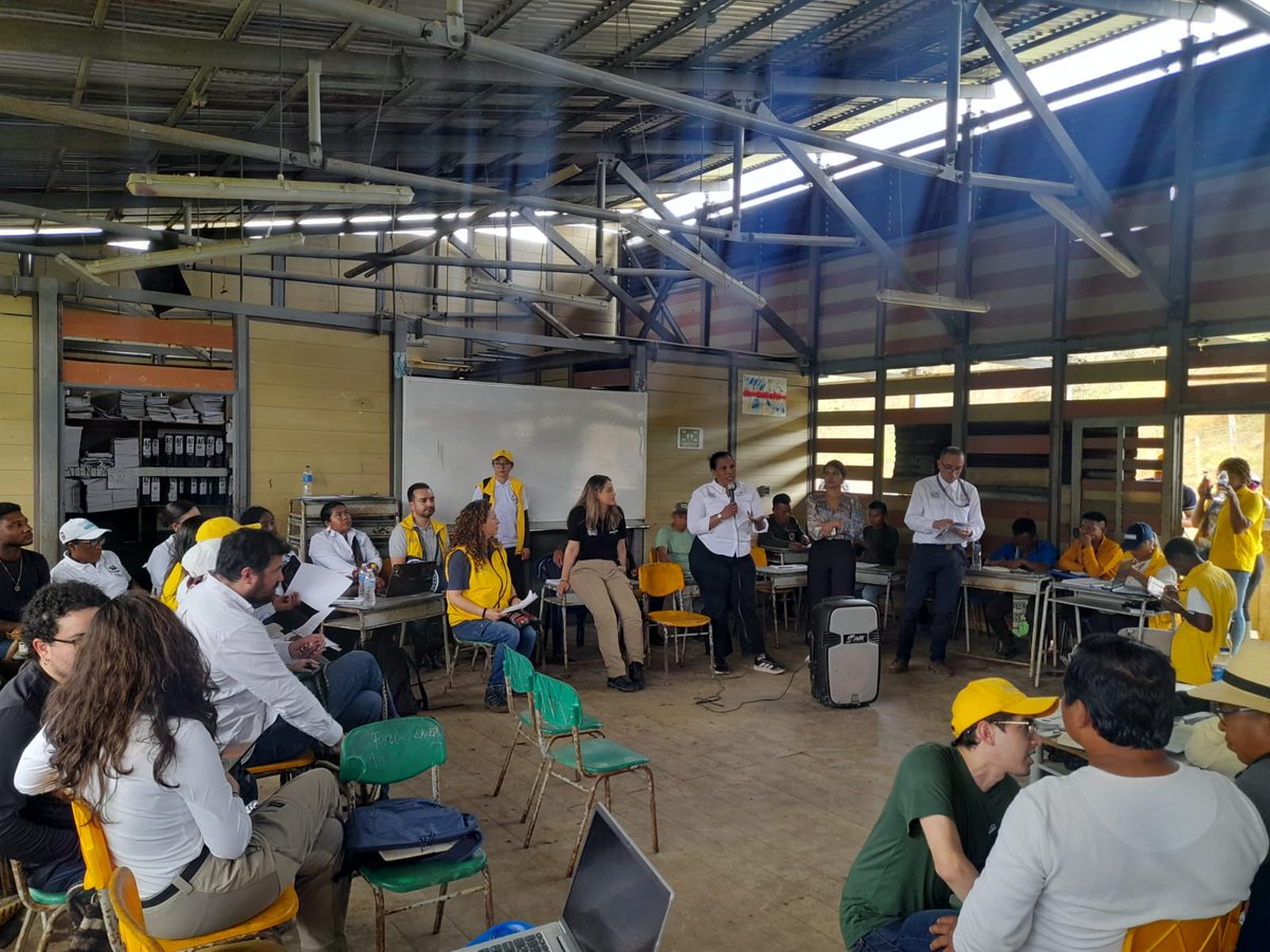 PyCEtnicas's tweet photo. Ministerio de Educacion Equipo de pueblos comunidades etnicas y campesinado participó en el interinstitucional y humanitario para hacer seguimiento a los compromisos con el pueblo Emberá Katío, en el Alto Andágueda (Chocó) @Mineducacion @DanielRMed @faridespitre https://t.co/1jkPu0Vs2I