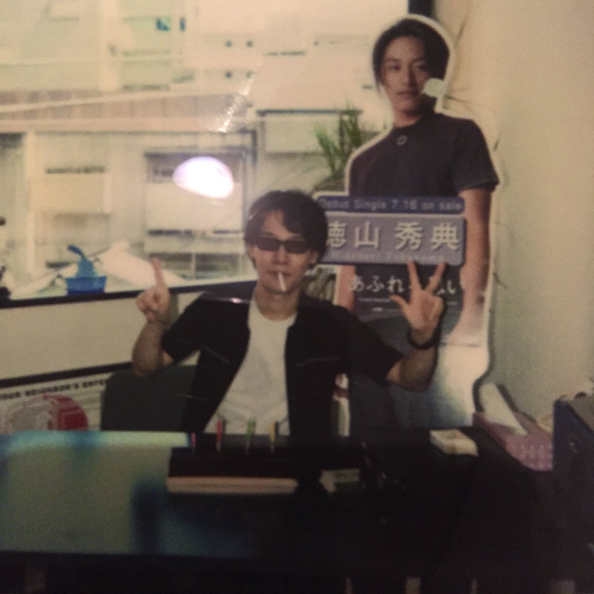 tokuyama0130's tweet image. たまたま。仕事の合間、
黒沢さんに似合いそうなひまわりを届けに来て気付いた。

徳山秀典歌手デビュー２６周年おめでとう！と言われた気がする。頑張る！

#L⇔R　　#黒沢健一　#あふれる思い