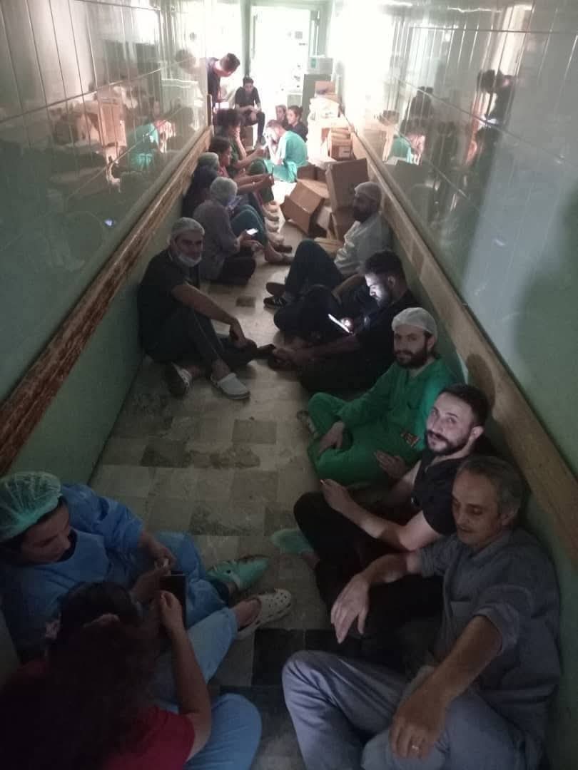 alrasd_sy's tweet image. صورة توضح تجمع الكادر الطبي في الممرات نتيجة استمرار القصف على المشفى الحكومي في السويداء.
المعلومات المتوفرة من محيط المشفى تشير إلى سحب الآليات الثقيلة من محيطه واستمرار القصف المركز باتجاهه.