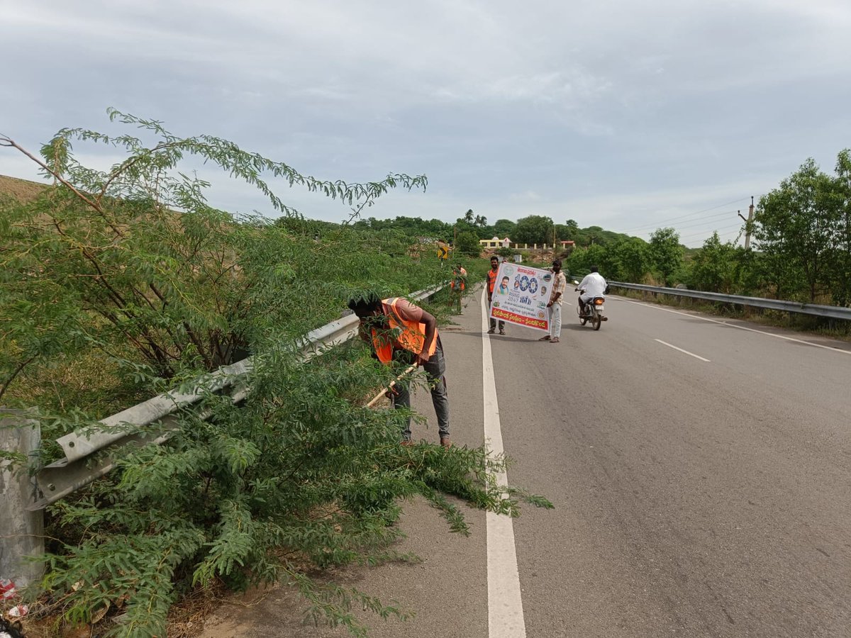 NANDIKONDA MUNICIPALITY (@mcnandikonda) on Twitter photo As part of 100 days action plan Conducted activities Cleaning of roadside Bushes at Nandikonda Municipality.
<a href="/MoHUA_India/">Ministry of Housing and Urban Affairs</a>
<a href="/RoopaMishra77/">Roopa Mishra</a>
<a href="/tksreedevi/">TK Sreedevi</a>
<a href="/cdmatelangana/">C&DMA</a>
<a href="/SwachhBharatGov/">Swachh Bharat Urban</a>
#TG100DaysActionPlan
<a href="/revanth_anumula/">Revanth Reddy</a>
<a href="/K_RaghuveerINC/">Kunduru Raghuveer</a>
<a href="/kundurujayaveer/">Kunduru Jayaveer</a>
<a href="/Collector_NLG/">Collector, Nalgonda</a> As part of 100 days action plan Conducted activities Cleaning of roadside Bushes at Nandikonda Municipality.
<a href="/MoHUA_India/">Ministry of Housing and Urban Affairs</a>
<a href="/RoopaMishra77/">Roopa Mishra</a>
<a href="/tksreedevi/">TK Sreedevi</a>
<a href="/cdmatelangana/">C&DMA</a>
<a href="/SwachhBharatGov/">Swachh Bharat Urban</a>
#TG100DaysActionPlan
<a href="/revanth_anumula/">Revanth Reddy</a>
<a href="/K_RaghuveerINC/">Kunduru Raghuveer</a>
<a href="/kundurujayaveer/">Kunduru Jayaveer</a>
<a href="/Collector_NLG/">Collector, Nalgonda</a>