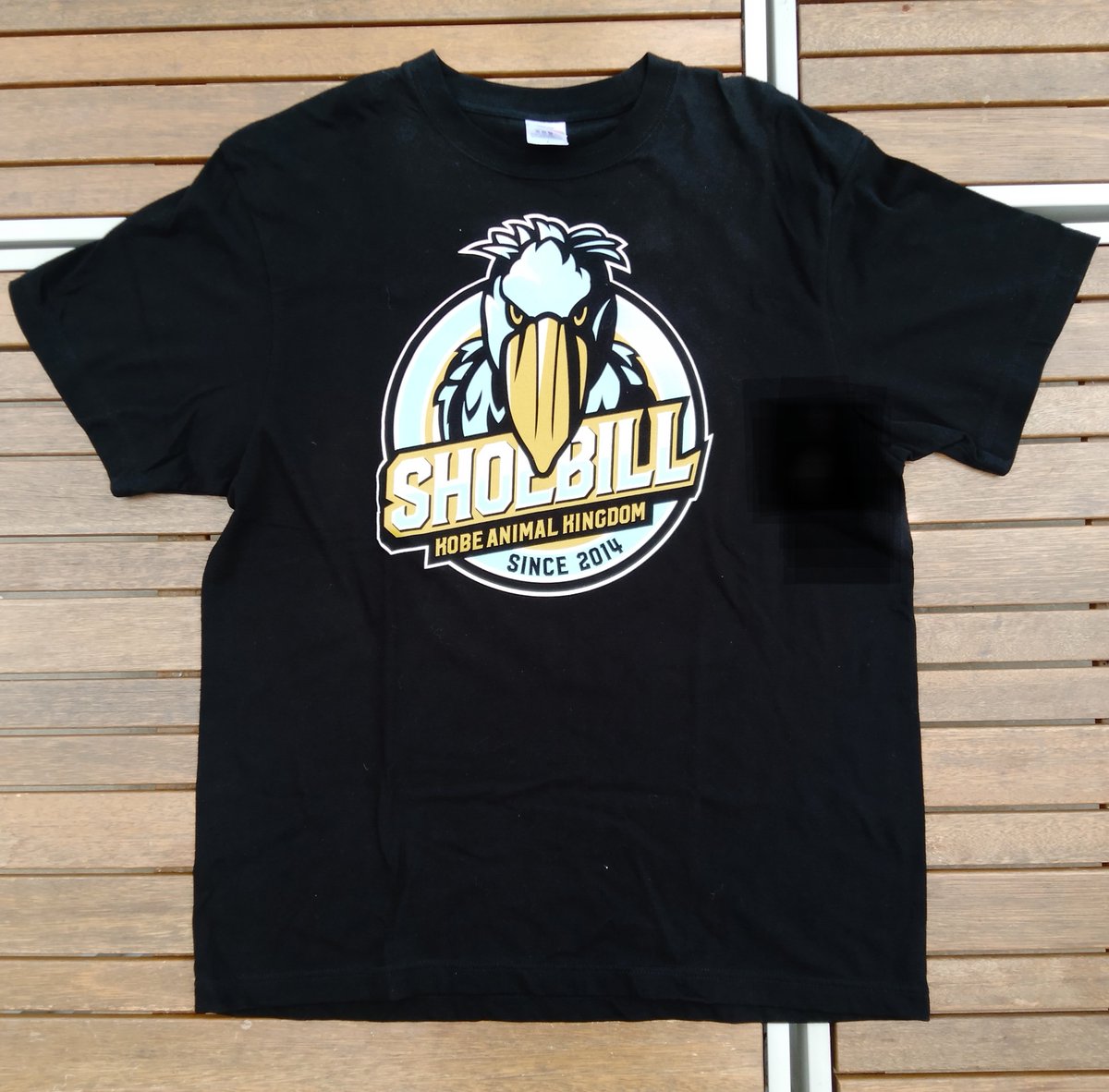 kobe_netshop's tweet image. 本日は「emblem ハシビロコウTシャツ」をご紹介❗
当園の人気者✨ハシビロコウをエンブレム風にデザインしたTシャツです👕
彼らが当園にやってきた年号もさりげなくはいってます😆
スポーティでかっこいいデザインはみんなの注目の的になること間違いなし☝️
kobe-oukoku.raku-uru.jp/item-detail/18…
