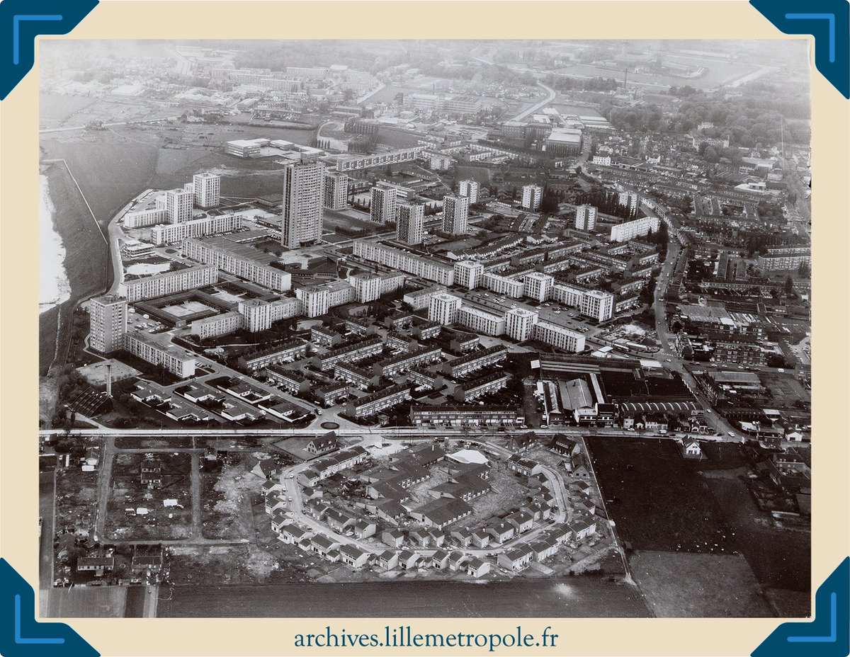 Pour être en accord avec notre énigme de la semaine et à J-3 avant le foudroiement de la Tour Kennedy à Loos. Nous vous proposons en #jeudiphoto, une vue aérienne de celle-ci au sein de son quartier des Oliveaux dans les #70s (8ph46)
<a href="/MetropoleLille/">Métropole Européenne de Lille</a> 
lc.cx/yqjfXC