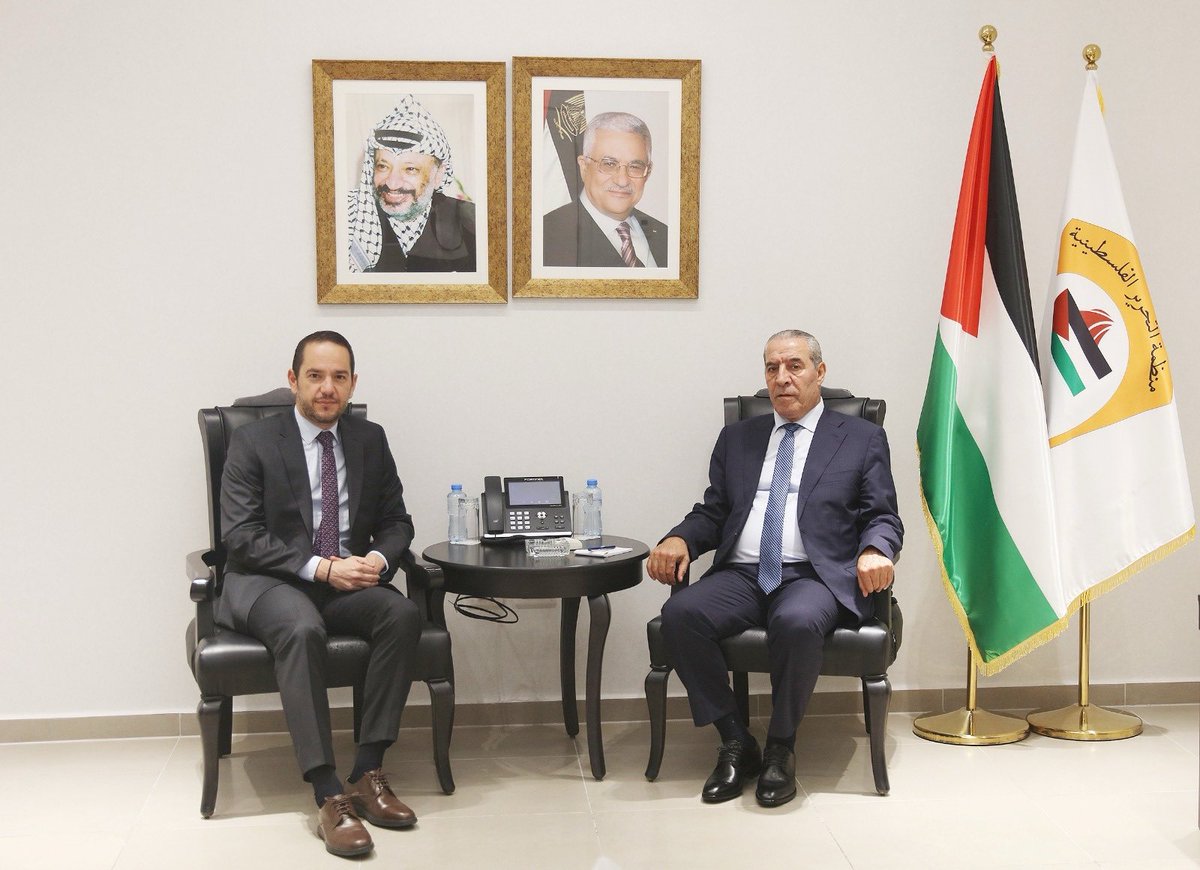 HusseinSheikhpl's tweet image. الشيخ يبحث مع القنصل الفرنسي التحرك السعودي الفرنسي لعقد مؤتمر دولي للاعتراف بدولة فلسطين
رام الله – 16/07/2025 – التقى نائب الرئيس الفلسطيني السيد حسين الشيخ، القنصل العام الفرنسي نيكولا كاسيانيدس، يرافقه المستشار السياسي بيير أرنو بلانشارد، وذلك لبحث مستجدات التحرك السعودي…