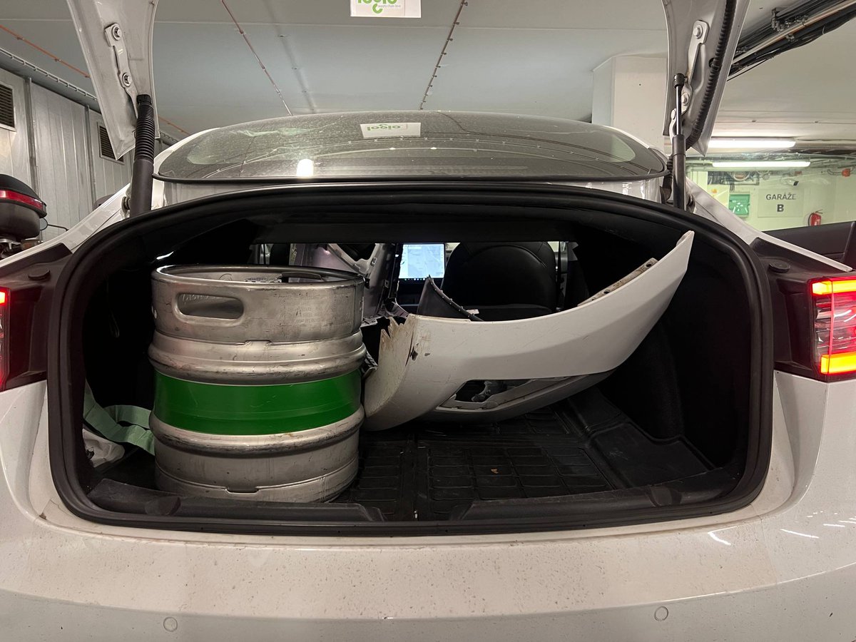 🔋200km elektromobil za 100 tisíc?🔋

Projektový Hyundai Ioniq Electric koupený za 60 000 Kč se pomalu blíží k pojízdnému stavu. Stanovili jsme si původně poměrně skromný rozpočet 40 000 Kč na jeho opravu. Předek i zadek nabořený, prasklé čelní sklo, pytle venku, motor z jiného s