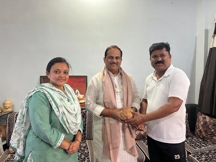 BJPCSNCity's tweet image. भाजपा पदाधिकारी सौ. रूपाली वाहुळे व श्री. राजुदादा वाहुळे यांची सदिच्छा भेट🙏
#sambhajinagar #छत्रपतीसंभाजीनगर #KishoreShitole #भाजपा #भाजपापरिवार