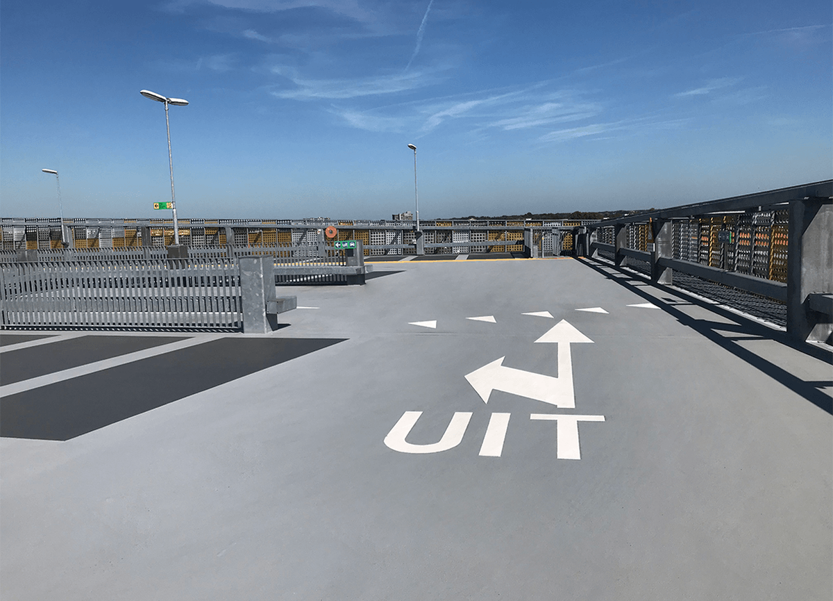 Bewegwijzering draagt bij aan veiligheid, comfort én beleving. Wayfinding is daarom onmisbaar in de gebouwde omgeving. Met slimme, duurzame markeringen zorgt Triflex voor duidelijkheid en rust in de ruimte.
👉 triflex.nl/nieuws/wayfind…