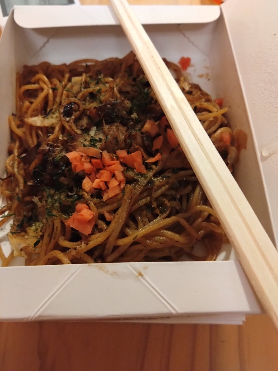 notosuzudesu's tweet image. 先日、炊き出しボランティアさんが来てくれて、焼きそばを頂きました
高齢者も沢山集まり、楽しそうに談笑していて大盛況でした
仮設住宅で1人で居ると、本当に辛いもんです…
仕事でもあれば気も紛れますが、高齢者は震災や水害で農作業ができない方も増え、引きこもりになりがちです…
