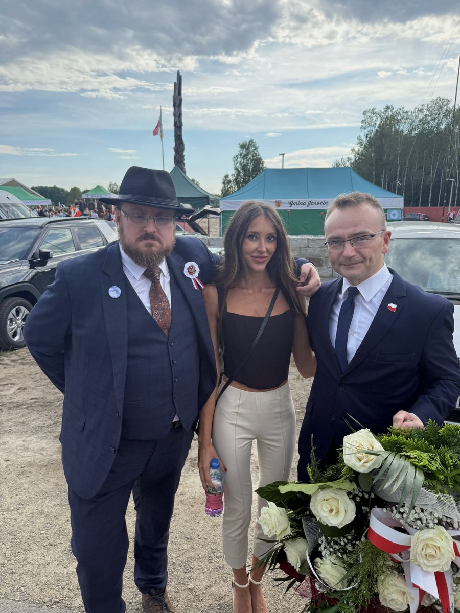 SamkaTorkowska's tweet image. Obchody Rocznicy Rzezi Wołyńskiej w Domostawie - pozwolę sobie zwrócić uwagę, że zabrakło @krzysztofbosak i @SlawomirMentzen , za to swoją obecnością zaszczycił @GrzegorzBraun_ @JkmMikke ale i…@MarekWoch2 🇵🇱🔧
#Domostawa #Wołyń1943 #StopUkrainizacjiPolski