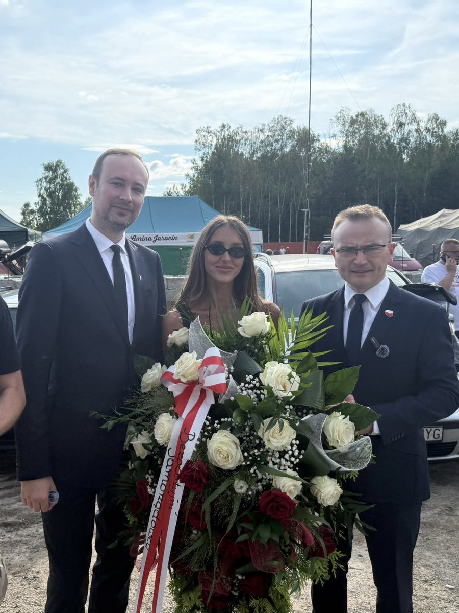 SamkaTorkowska's tweet image. Obchody Rocznicy Rzezi Wołyńskiej w Domostawie - pozwolę sobie zwrócić uwagę, że zabrakło @krzysztofbosak i @SlawomirMentzen , za to swoją obecnością zaszczycił @GrzegorzBraun_ @JkmMikke ale i…@MarekWoch2 🇵🇱🔧
#Domostawa #Wołyń1943 #StopUkrainizacjiPolski