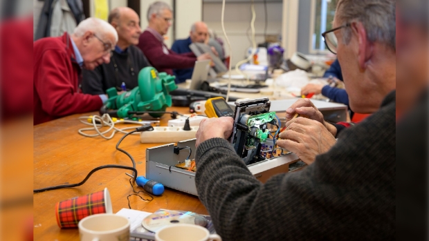 Repair Café geopend voor reparaties -  weekbladdeschakel.nl/l/54626