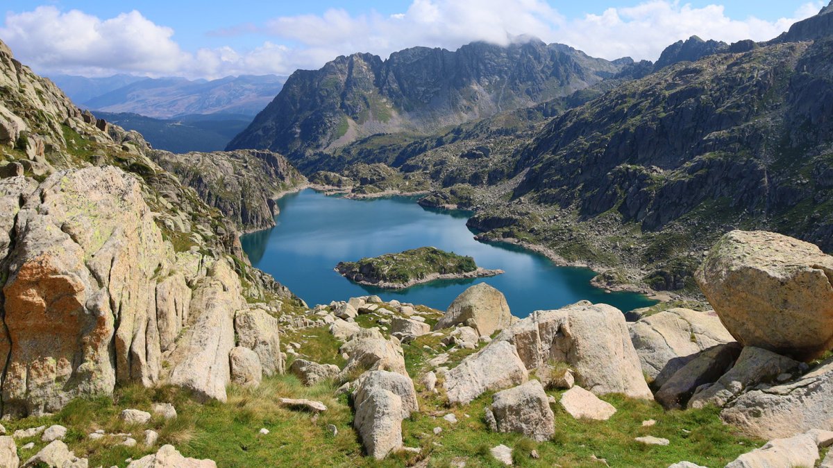 SpainInJapan's tweet image. カンタブリア海のイゲル岬から地中海の クレウス岬 まで、GR11で #ピレネー山脈 を横断しよう。
空に手が届きそうな山々、静かな湖、美しい谷が続く、大自然の絶景トレイル。
これぞ最高のマウンテンアドベンチャー。🌄🗻
👉: spain.info/ja/toppu/torek…
#スペイン #スペイン大使館観光部