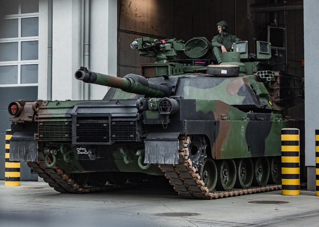 ronkainen7k15's tweet image. The Poland Army's newest M1A2 SEPv3 tank, note two RF-3144TB rigid antenna, which is suitable for the AN/PRC-158 Falcon IV multi-channel SDR. For the JETDS designation, the vehicular version of the PRC-158 is the AN/VRC-124 or -125, depending on the single or dual mounted system.