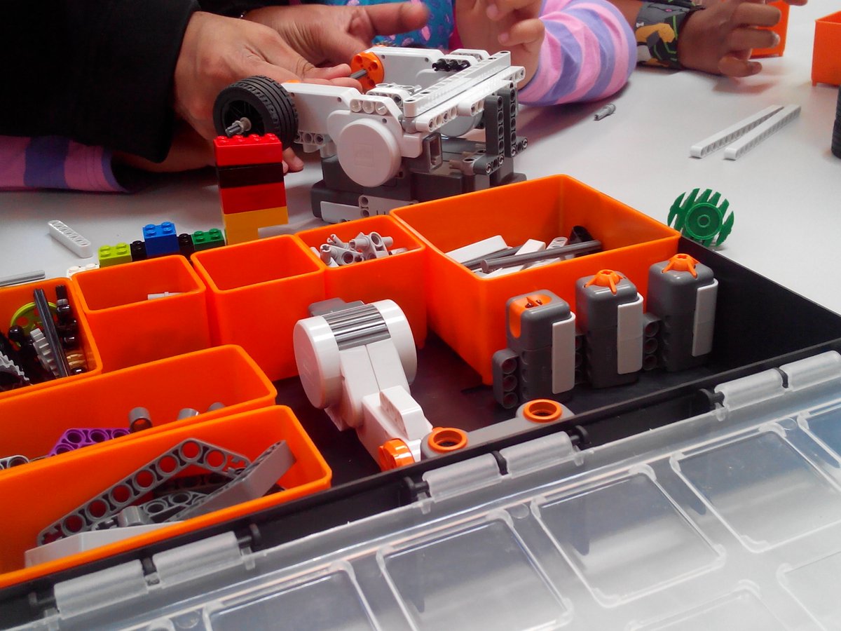 SouthwarkLibs's tweet image. Coding and Robotics workshops are BACK! Booking essential at John Harvard Library this summer!
🔧 Ages 5-7: 11.30am-1.30pm
🔧 Ages 8-17: 2.30pm-4.30pm
Book here: orlo.uk/XiVuk
#JohnHarvardLibrary #STEM