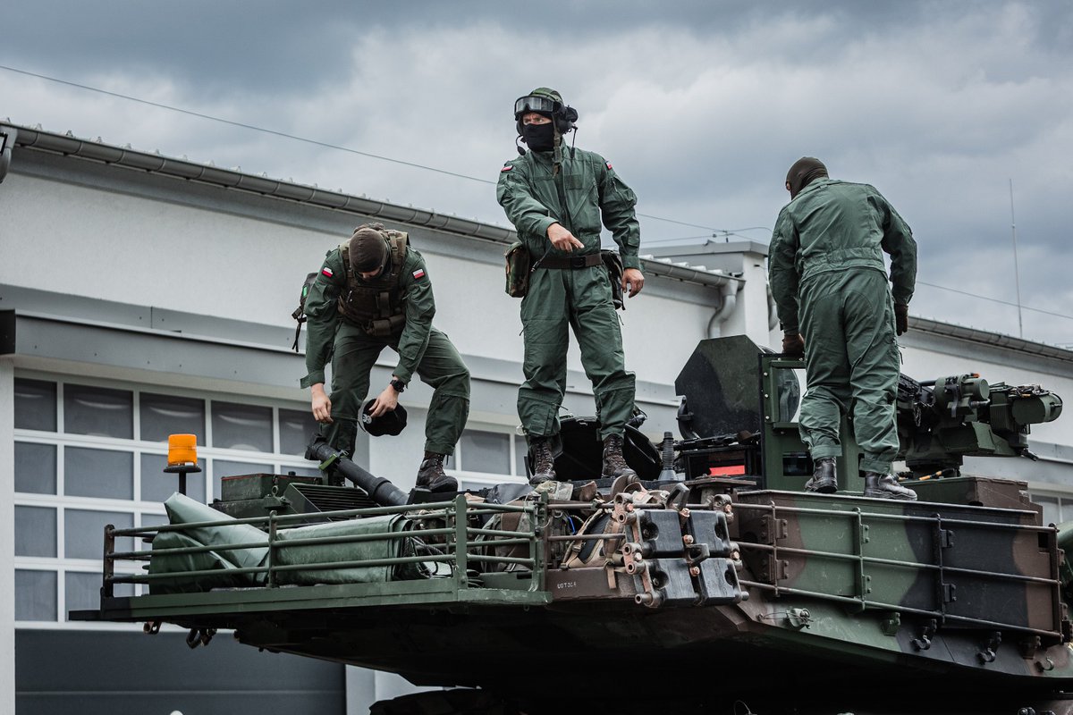 ronkainen7k15's tweet image. The Poland Army's newest M1A2 SEPv3 tank, note two RF-3144TB rigid antenna, which is suitable for the AN/PRC-158 Falcon IV multi-channel SDR. For the JETDS designation, the vehicular version of the PRC-158 is the AN/VRC-124 or -125, depending on the single or dual mounted system.