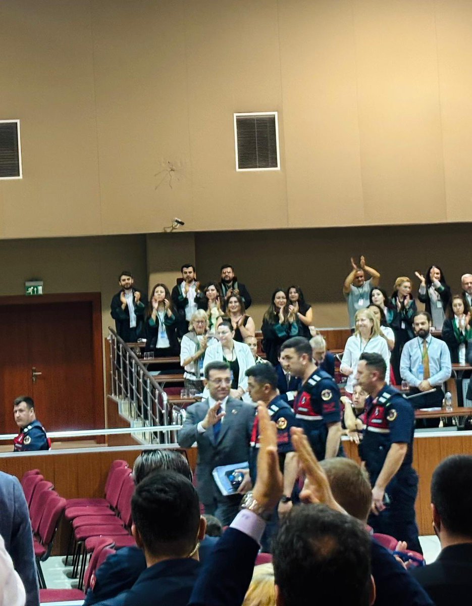 Erbil AYDINLIK (@erbilaydnlkchp) on Twitter photo <a href="/ekrem_imamoglu/">Ekrem İmamoğlu</a> : “Benden korkuyorlar ama ben buradayım.”
Biz de buradayız Ekrem Başkanım, yanındayız. Sonuna kadar! <a href="/ekrem_imamoglu/">Ekrem İmamoğlu</a> : “Benden korkuyorlar ama ben buradayım.”
Biz de buradayız Ekrem Başkanım, yanındayız. Sonuna kadar!