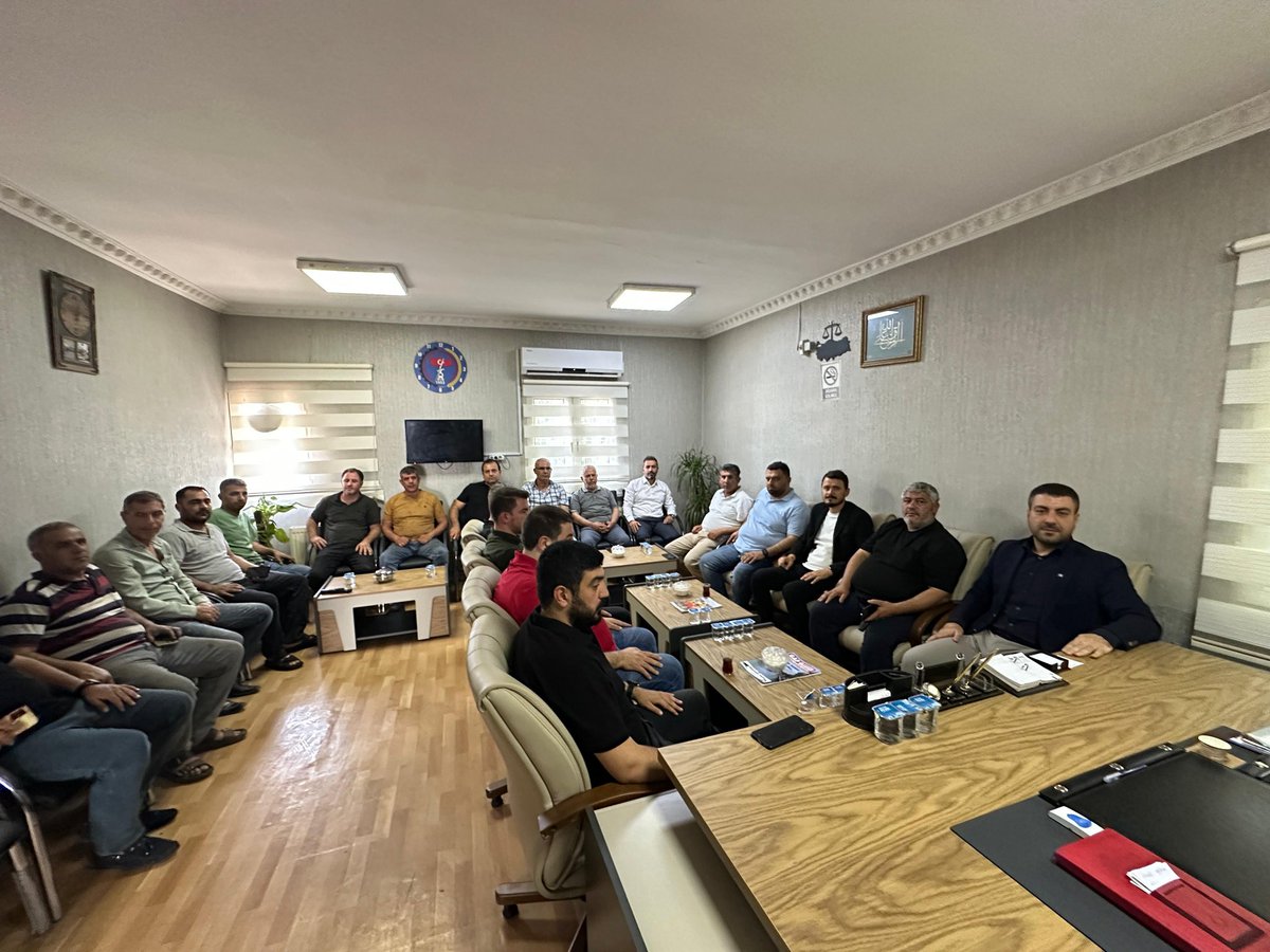 Başkanımız Sn. Av. Orhan Çelik ve Başkan Yardımcılarımız , Şanlıurfa Zirai Aletler ve Motorlu Vasıtalar Tamircileri Sanatkâr Esnaf Odası Başkanı Sn. Halil Polat’ı ziyaret ettiler.
Şehrimizin ticaretine ve ulaşımına yön veren esnafımızla bir araya gelip, sorunları ve çözüm