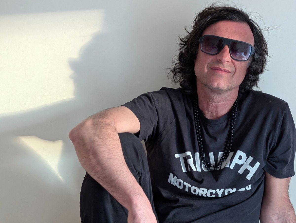 Radio Círculo (de Bellas Artes) se despide, y los amigos de El Cactus -tan necesarios- me han invitado a su última emisión.
Será mañana 17 a las 13:30 h, en riguroso directo, desde el 100.4 de la FM.
Tocaré en acústico "Vuelta a Anacordia".