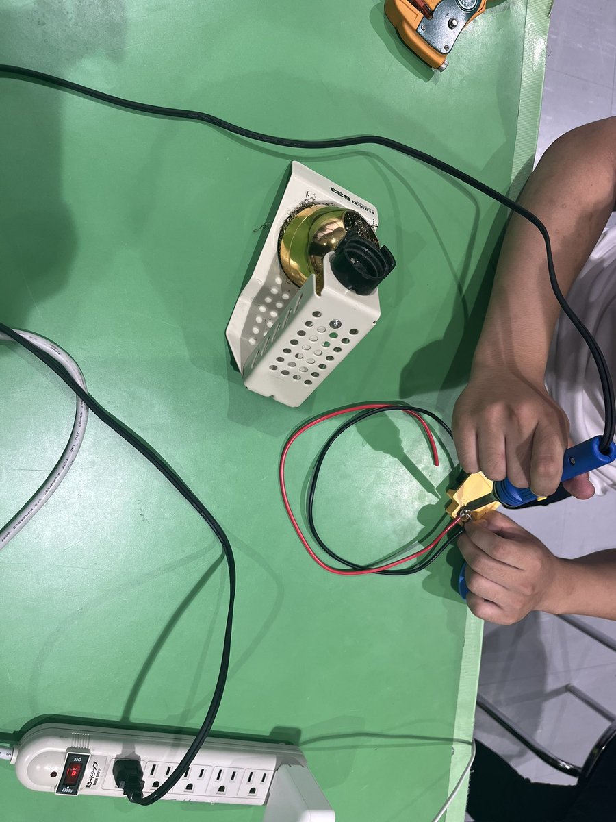 KIT_Happy_Robot's tweet image. 回路班です！

今日はバッテリー用のコネクタを作成しています！
これからは1年生にも挑戦して貰い技術力を高めて行きます！
#KITHappyRobot