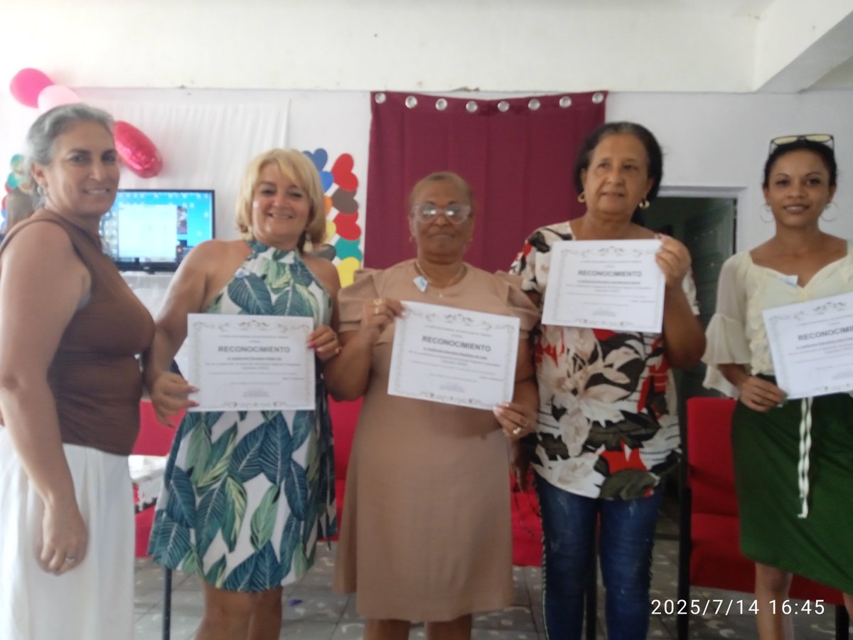 MairaFundora's tweet photo. Fueron estimulados durante el seminario los directivos que se destacaron en el cumplimiento de la política educacional durante el curso escolar. @AndreiArmasBra6 @AlexisLorente74 @TFontanills @TurinoWilliam #EducaciónTrinidad #UnidosXUn26 https://t.co/O1ZkJeYRq4