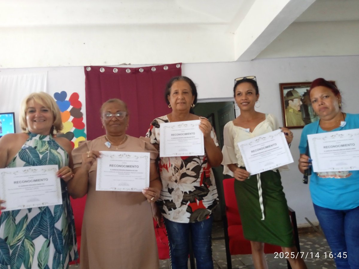 MairaFundora's tweet photo. Fueron estimulados durante el seminario los directivos que se destacaron en el cumplimiento de la política educacional durante el curso escolar. @AndreiArmasBra6 @AlexisLorente74 @TFontanills @TurinoWilliam #EducaciónTrinidad #UnidosXUn26 https://t.co/O1ZkJeYRq4