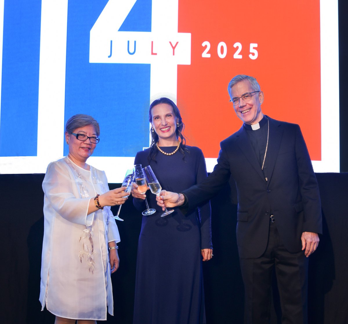 FrenchEmbassyPH's tweet image. 🇫🇷 Thank you for celebrating #BastilleDay with us! This year, France and the Philippines continue to strengthen our bilateral cooperation:

🌊UN Ocean Conference
✈️Paris-Manila direct flight
🤝Trade Minister @LaurentSMartin visit
⚓Historic stopover of the 🇫🇷 carrier strike group