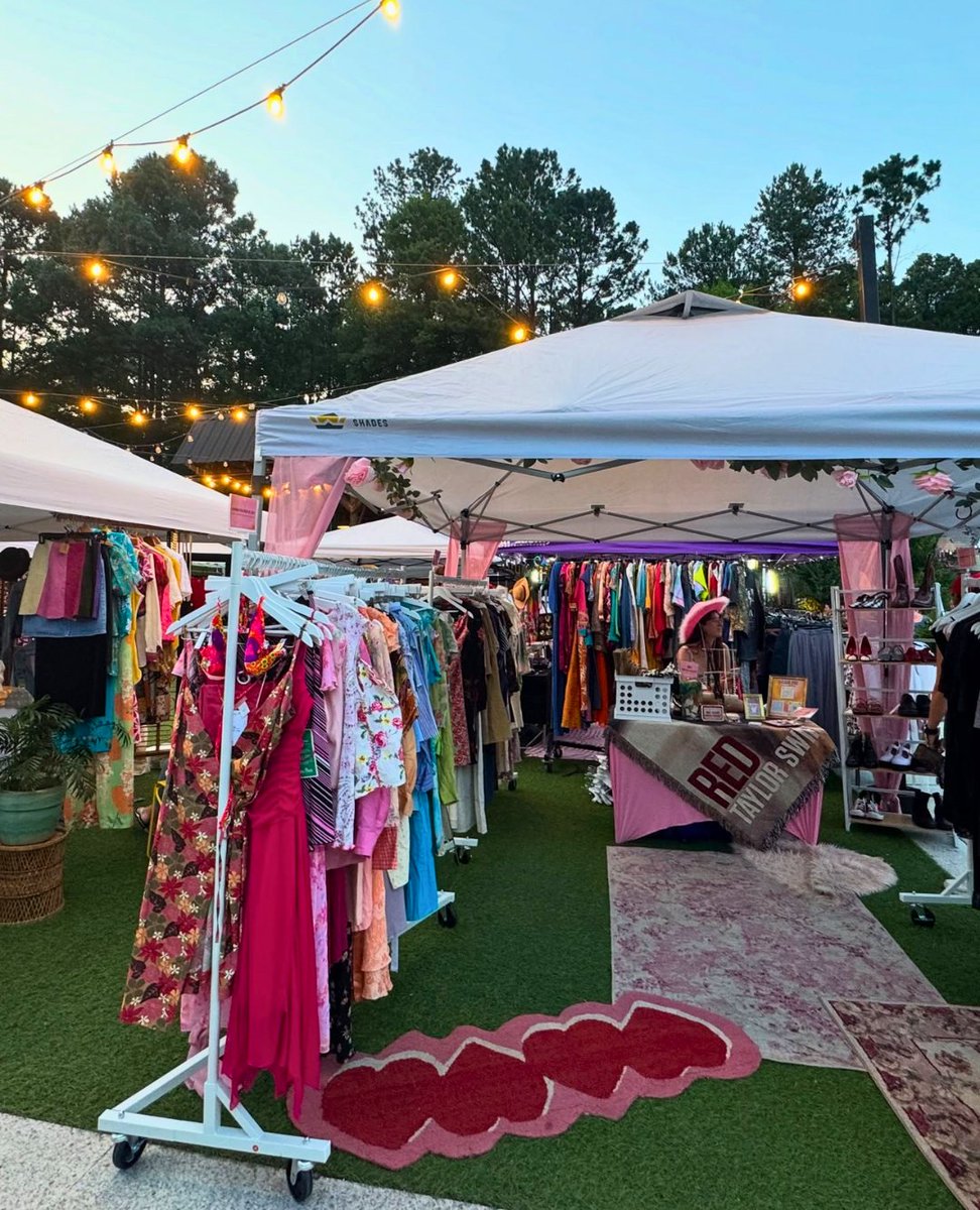 ShopLocRaleigh's tweet image. The Cary Vintage NIGHT Market returns this Saturday!🌙 Check out vintage vendors, permanent jewelry, sweet treats, food trucks, and more at this market from Hummingbird Collective.
🗓️ Saturday, July 19
⌚ 4pm-9pm
📍 510 Old Apex Rd. Cary, NC