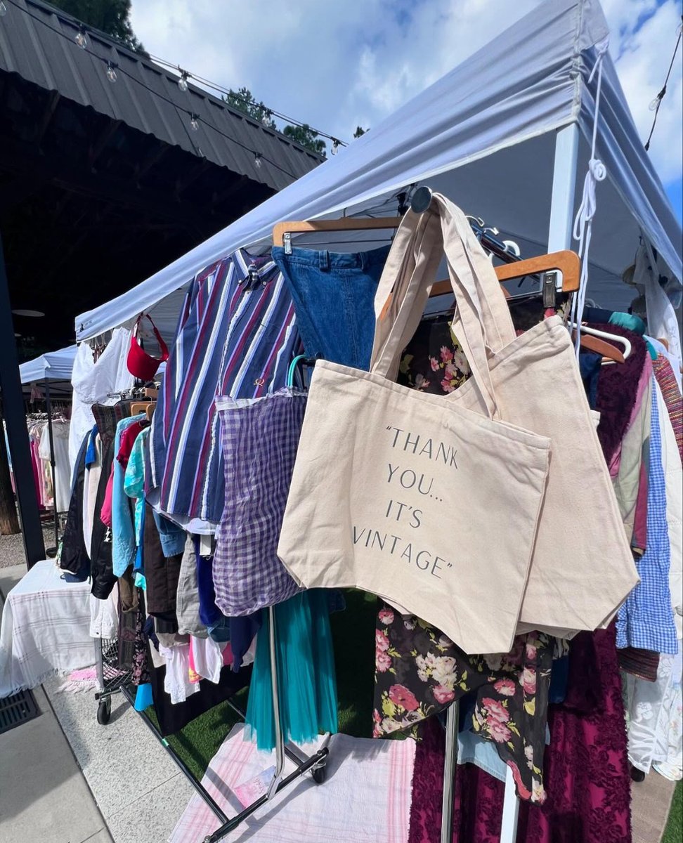 ShopLocRaleigh's tweet image. The Cary Vintage NIGHT Market returns this Saturday!🌙 Check out vintage vendors, permanent jewelry, sweet treats, food trucks, and more at this market from Hummingbird Collective.
🗓️ Saturday, July 19
⌚ 4pm-9pm
📍 510 Old Apex Rd. Cary, NC