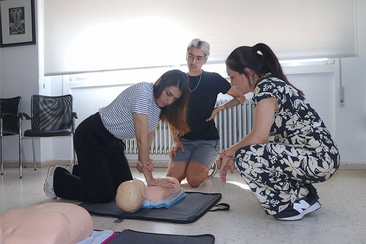 Sabemos lo importante que es estar preparados ante cualquier emergencia. Por eso, ofrecemos formaciones teóricas y prácticas en primeros auxilios básicos y uso del desfibrilador a nuestro personal laboral. 

#CruzRojaZamora #Zamora #formación