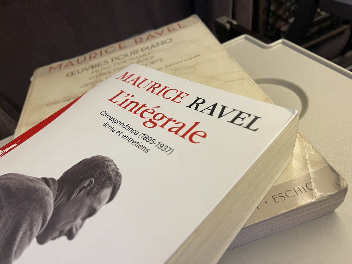 ラヴェルピアノ曲全集の楽譜と、愛読するラヴェル書簡全集(こちらは
