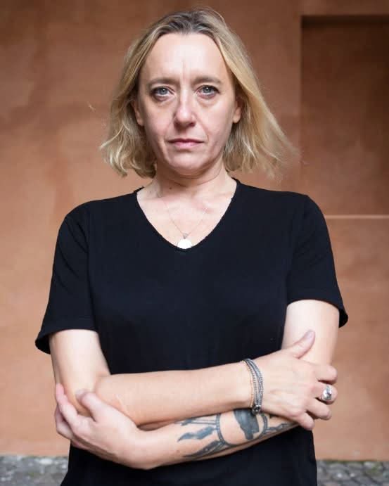 "Parce que l'idéal de la femme, séduisante mais pas pute, bien mariée mais pas effacée, travaillant mais sans trop réussir, pour ne pas écraser son homme, mince mais pas névrosée par la nourriture, restant indéfiniment jeune sans se faire défigurer par les chirurgiens de