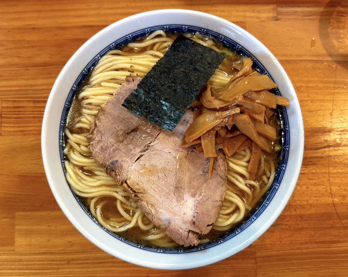 自家製中華そば としおか（早稲田）: 新・塩ラーメン（中）。ひさびさに！新店めぐりをするはずが、どうしても食べたくなり…。麺量は並（ゆで前250g）と中（350g）が選べます！満腹◎これ系大好きなんだよな…。美味しかったです！！！