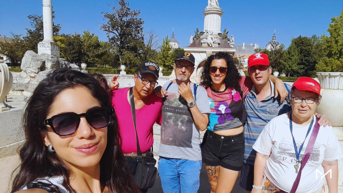 FundManantial's tweet image. En el Centro de Día de #Parla nos encanta hacer salidas. 🚌
Esta vez visitamos #Aranjuez, recorrimos los jardines, el Palacio Real y compramos souvenirs de recuerdo.📷
Tomamos algo en una terracita, donde compartimos un rato de charla que nos sacó de la rutina. ☀️🙏