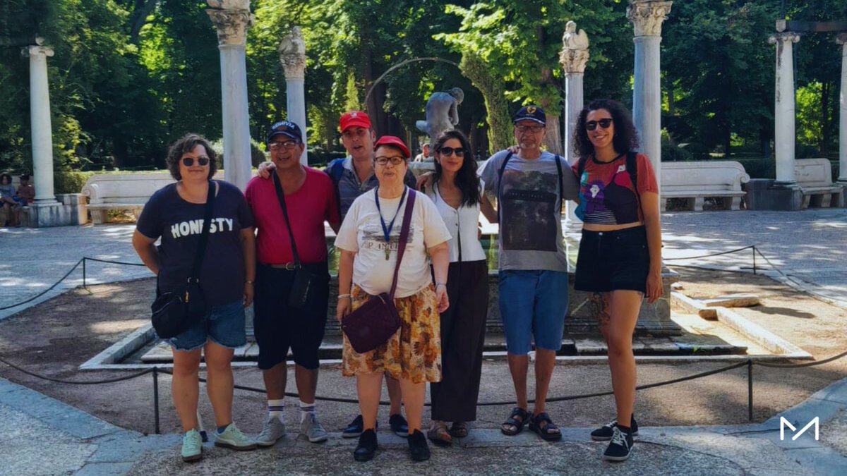 FundManantial's tweet image. En el Centro de Día de #Parla nos encanta hacer salidas. 🚌
Esta vez visitamos #Aranjuez, recorrimos los jardines, el Palacio Real y compramos souvenirs de recuerdo.📷
Tomamos algo en una terracita, donde compartimos un rato de charla que nos sacó de la rutina. ☀️🙏