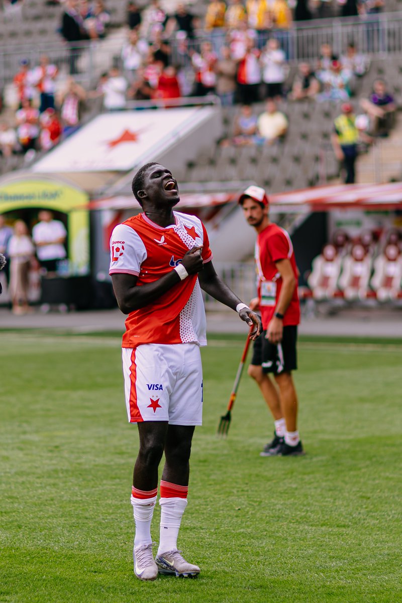 💬 „Začátek byl těžký, ale každý mi pomohl – hráči, trenéři, zaměstnanci. Slavia je rodina. Jsem šťastný, že jsem její součástí. Budu si to navždy pamatovat,“ nezapomíná El Hadji Malick Diouf po přestupu do West Hamu.

Poslední rozhovor 👉 slavia.cz/article/23199