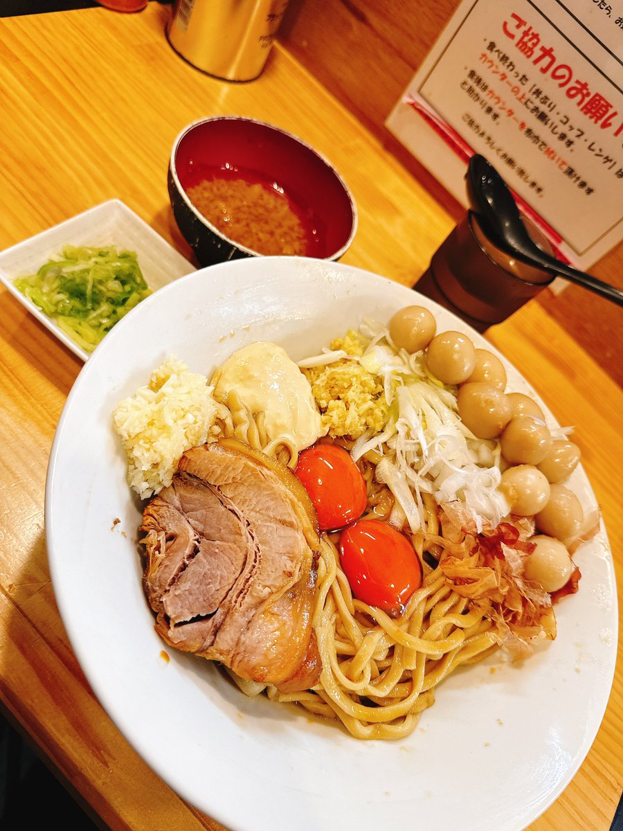 Q3_8686's tweet image. 鷹の目西巣鴨店
#らーめんウォッチ麺
#鷹の目西巣鴨店
🍜ＴＫＭ＋うずら×２＋生姜＋たまねぎ＋FSねぎ塩ダレ
N.A
西巣鴨の冷たいシリーズ第2弾はＴＫＭ最高！
今回はコッコマンを封印…とにかくまぜてがっつく…ただそれだけ
アブラをつけたり、ねぎダレ乗っけたり、最後は酢と一味でフィニッシュ文字数
