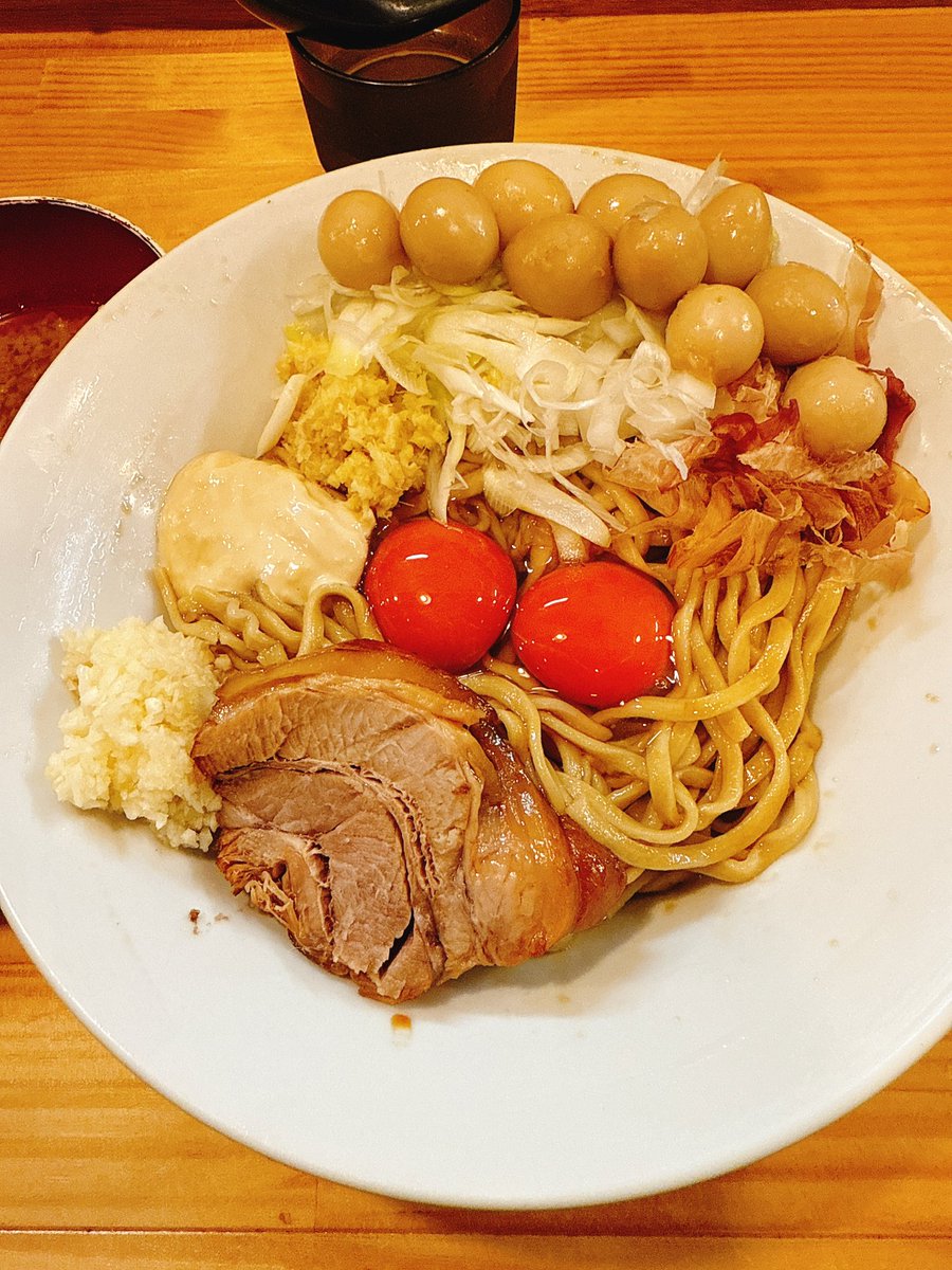 Q3_8686's tweet image. 鷹の目西巣鴨店
#らーめんウォッチ麺
#鷹の目西巣鴨店
🍜ＴＫＭ＋うずら×２＋生姜＋たまねぎ＋FSねぎ塩ダレ
N.A
西巣鴨の冷たいシリーズ第2弾はＴＫＭ最高！
今回はコッコマンを封印…とにかくまぜてがっつく…ただそれだけ
アブラをつけたり、ねぎダレ乗っけたり、最後は酢と一味でフィニッシュ文字数