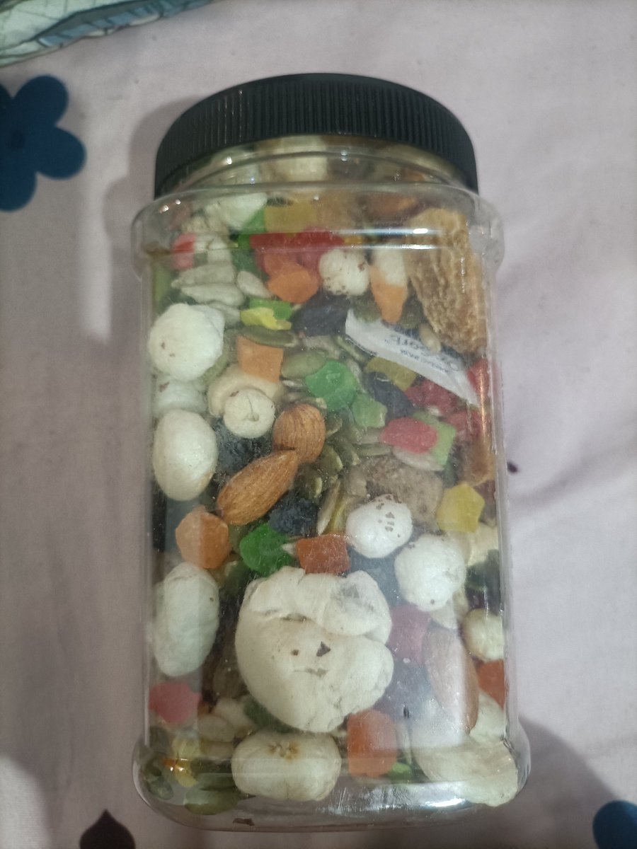 Fake product receive hua muje Jo pic me dikhaya isme cherry chuare pumpkin seeds and aur v hai jo blinkit pe mension ni kia hua.  please check. And 50rs de rahe hai 5star review dene k lie.