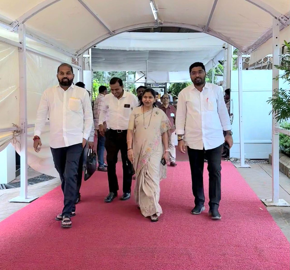 AnuradhaChavan1's tweet photo. 📍मुंबई.. पावसाळी अधिवेशन २०२५ : विधानभवन प्रवेश | आठवडा- ३ रा, दिवस - ३ !
#पावसाळी_अधिवेशन #विधानभवन #monsoon_session https://t.co/9H3Z973UDj