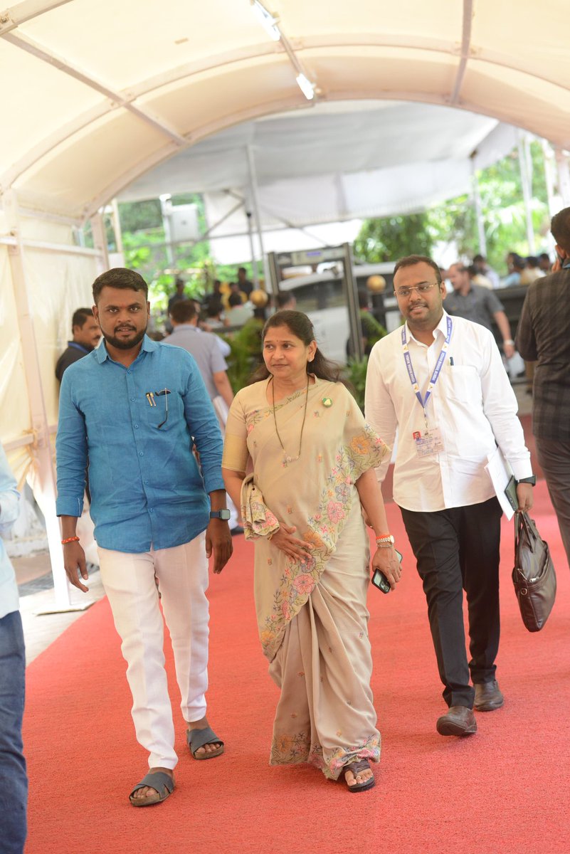 AnuradhaChavan1's tweet photo. 📍मुंबई.. पावसाळी अधिवेशन २०२५ : विधानभवन प्रवेश | आठवडा- ३ रा, दिवस - ३ !
#पावसाळी_अधिवेशन #विधानभवन #monsoon_session https://t.co/9H3Z973UDj